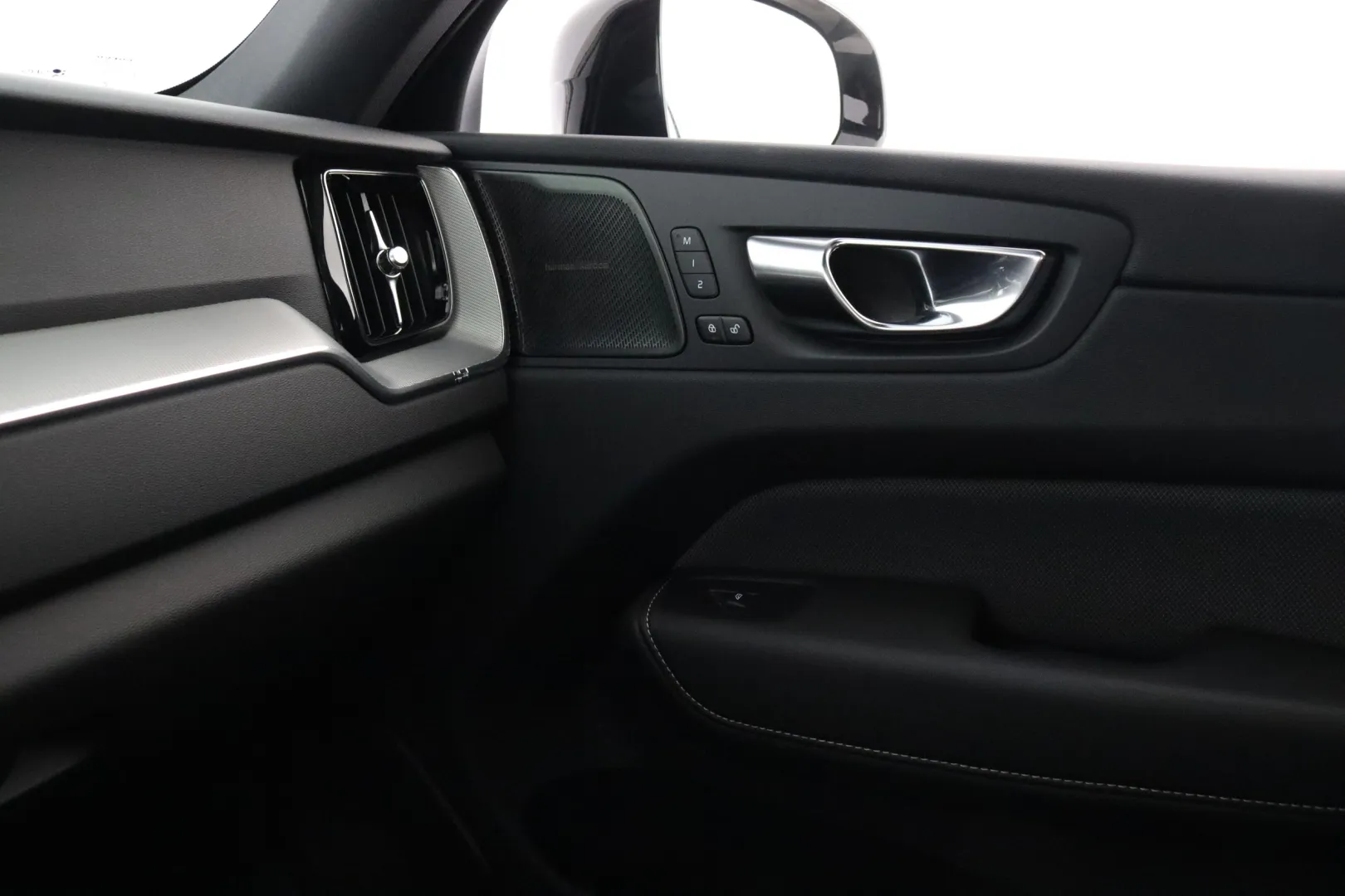 VOLVO XC60 XRT-637 carousel image
