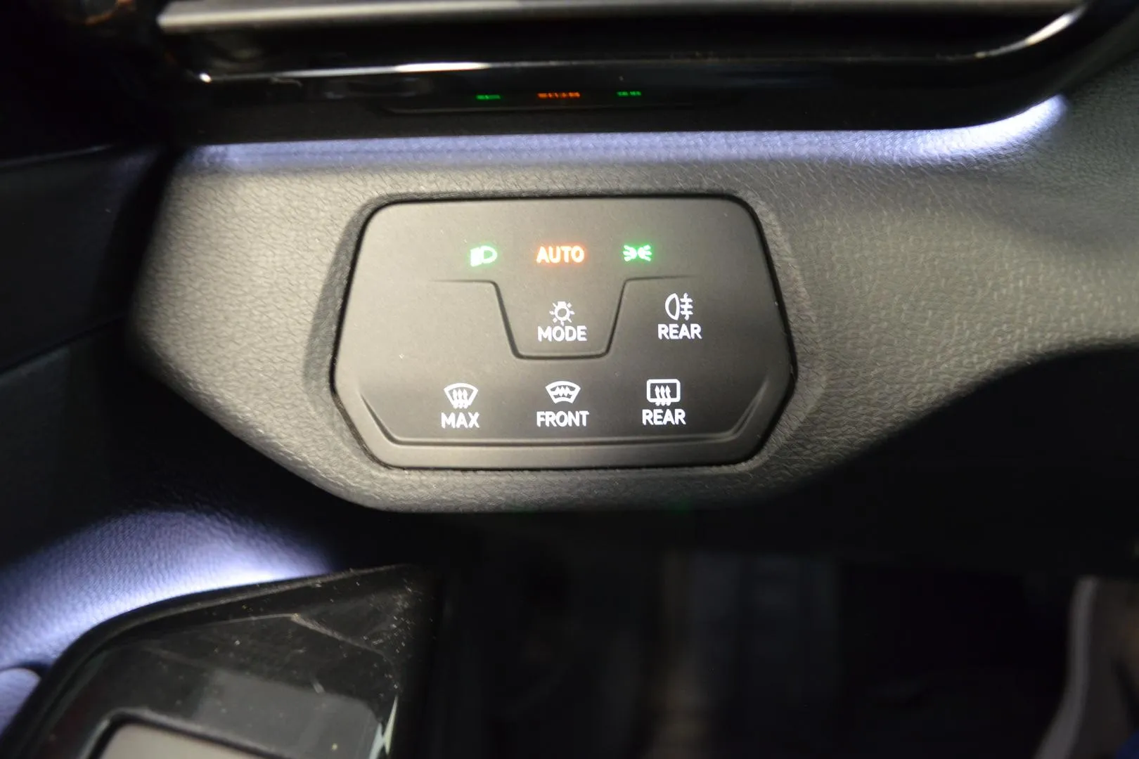VOLKSWAGEN ID.4 IPB-940 carousel image