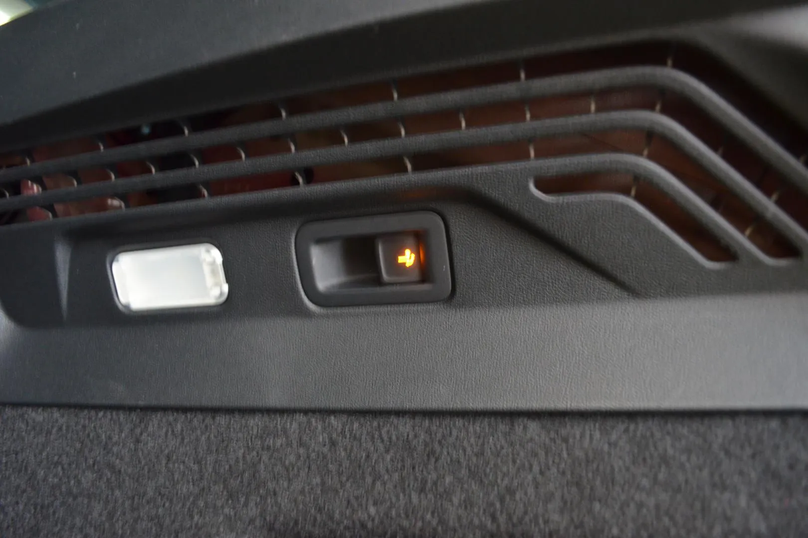 VOLKSWAGEN ID.4 IPB-940 carousel image