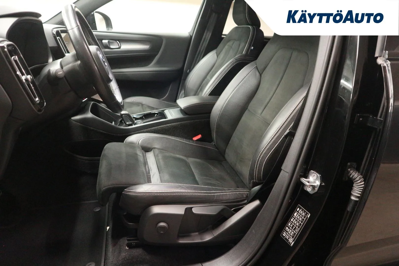 VOLVO XC40 LPL-805 carousel image