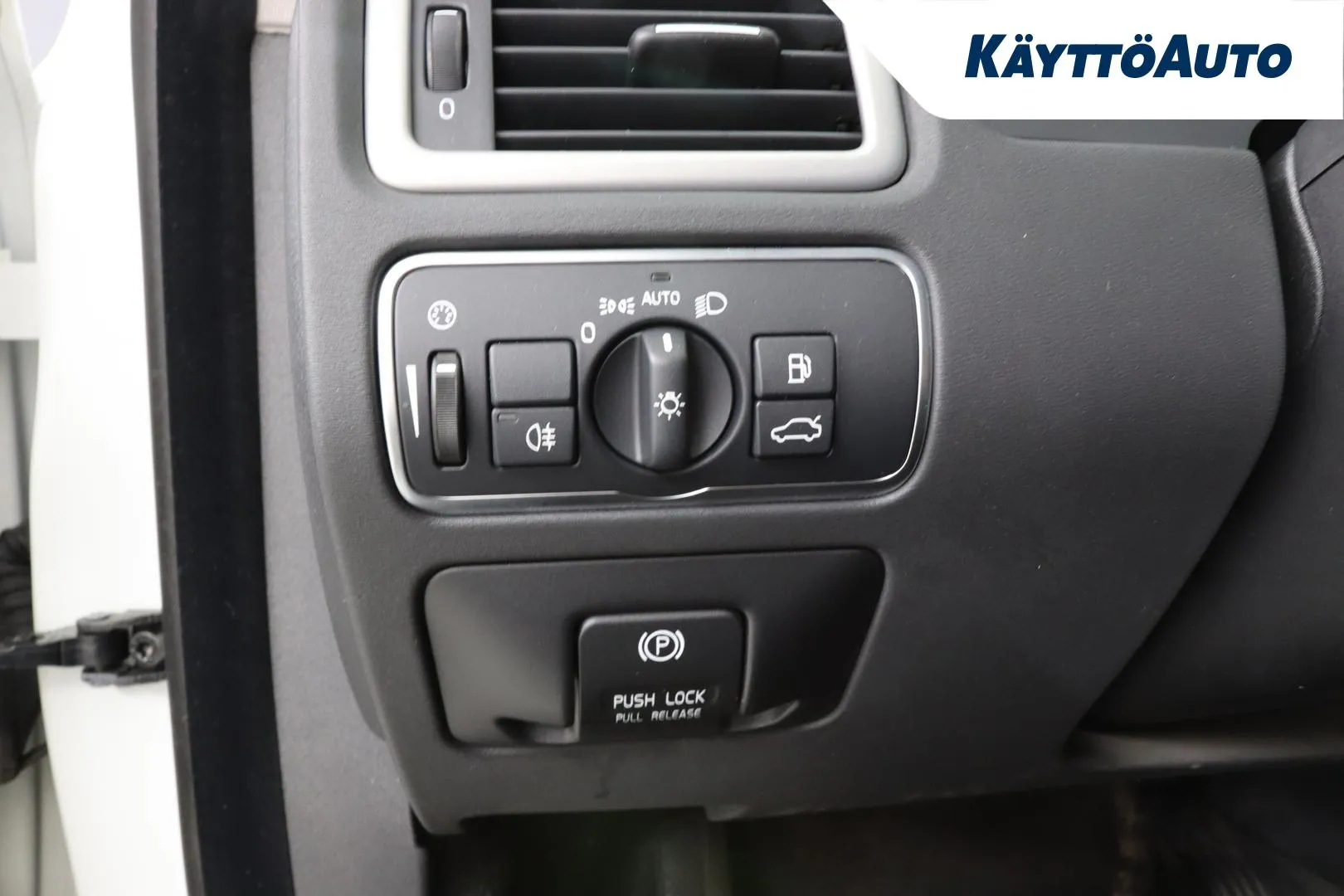 Volvo V70 KMU-870 carousel image