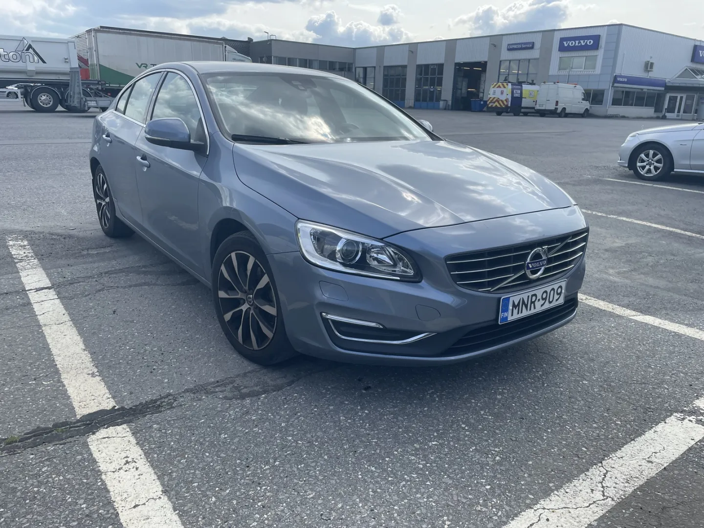VOLVO S60 MNR-909 carousel image