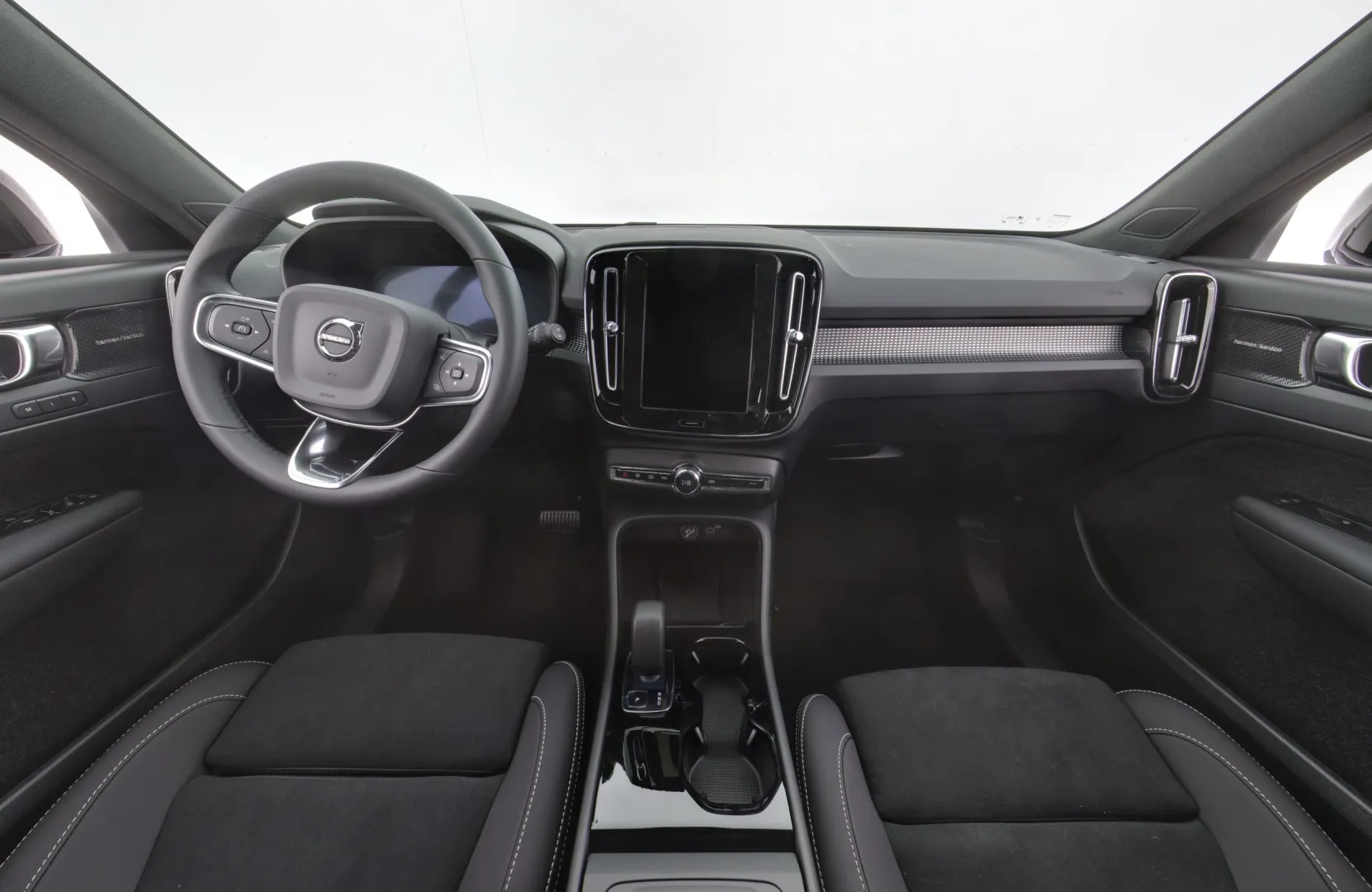 Volvo EX40 GRI-407 carousel image