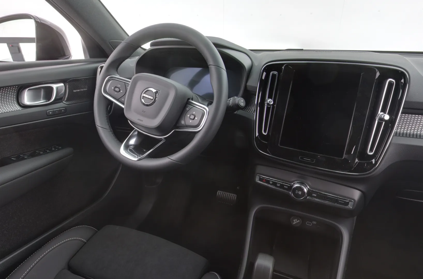 Volvo EX40 GRI-407 carousel image
