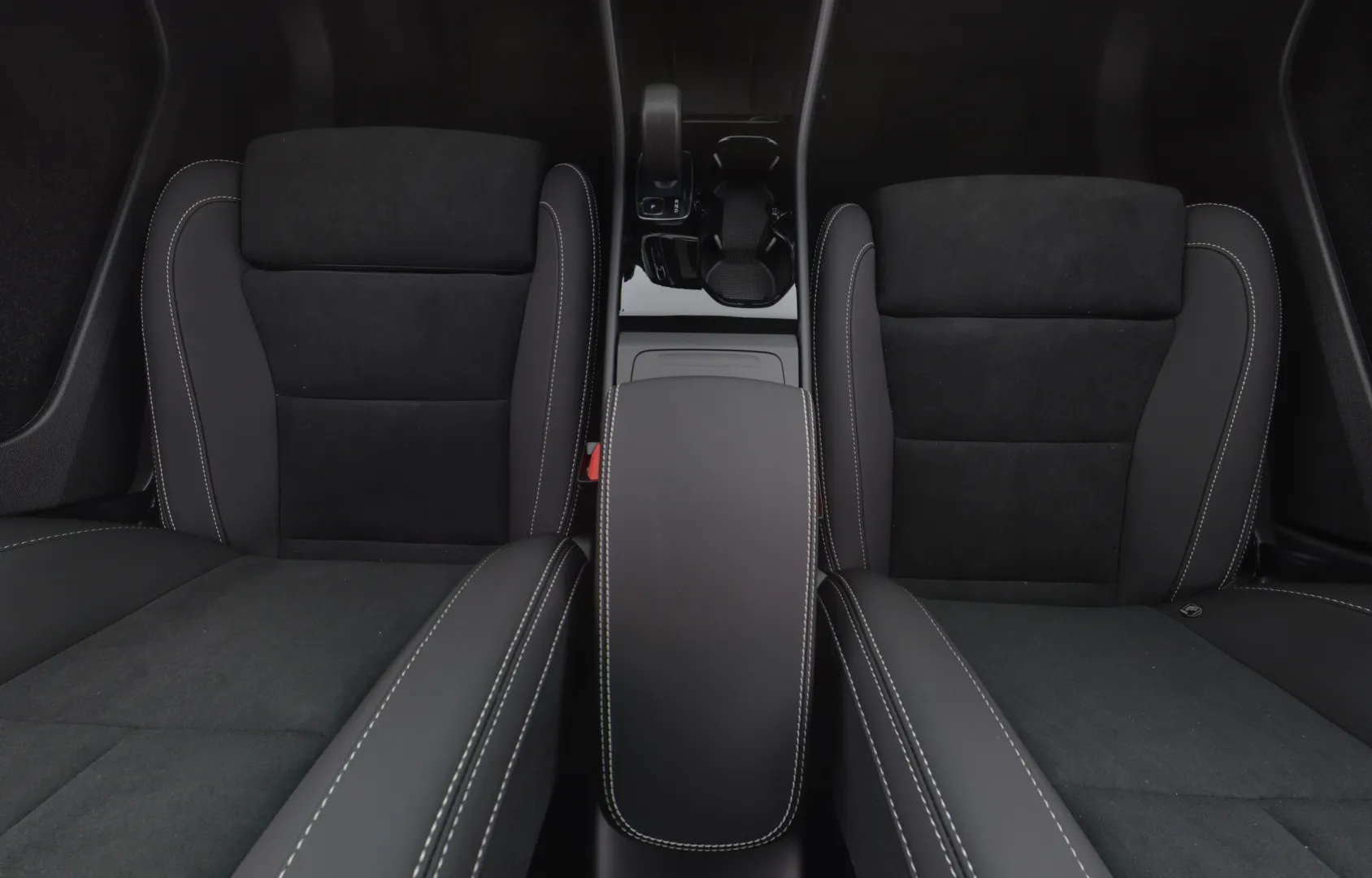 Volvo EX40 GRI-407 carousel image