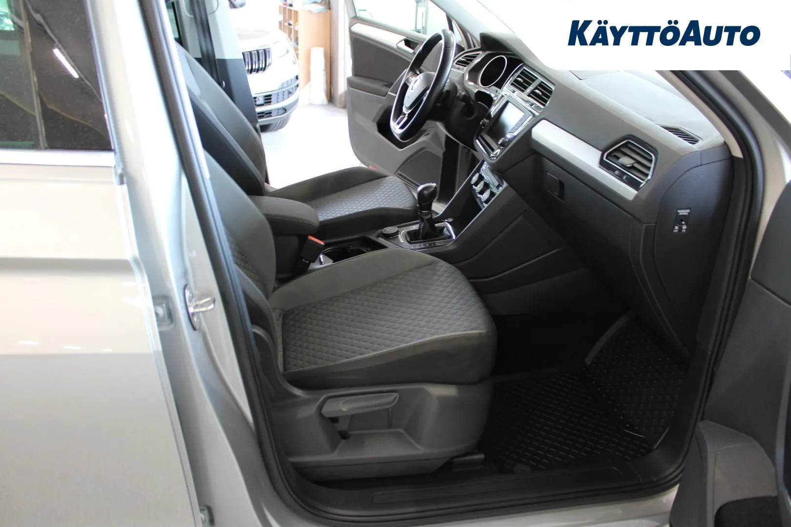 VOLKSWAGEN Tiguan MMN-230 carousel image