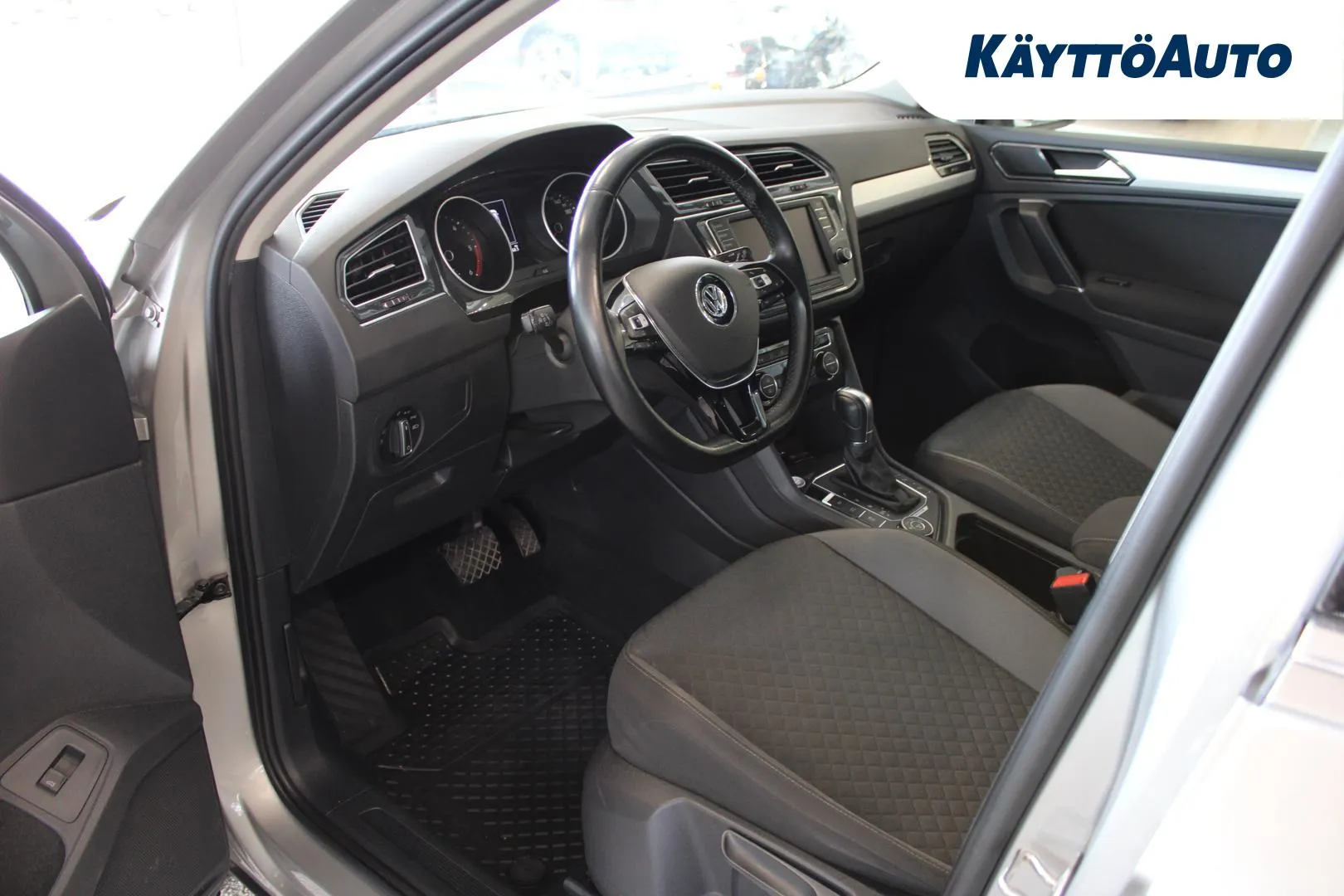 VOLKSWAGEN Tiguan MMN-230 carousel image