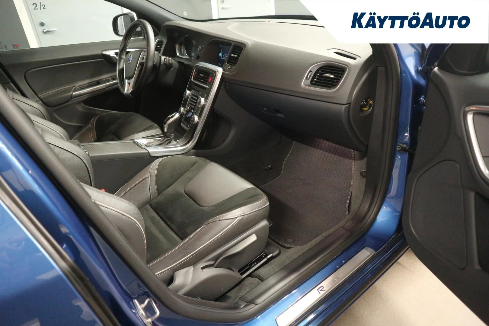 VOLVO V60 YJJ-308 carousel image