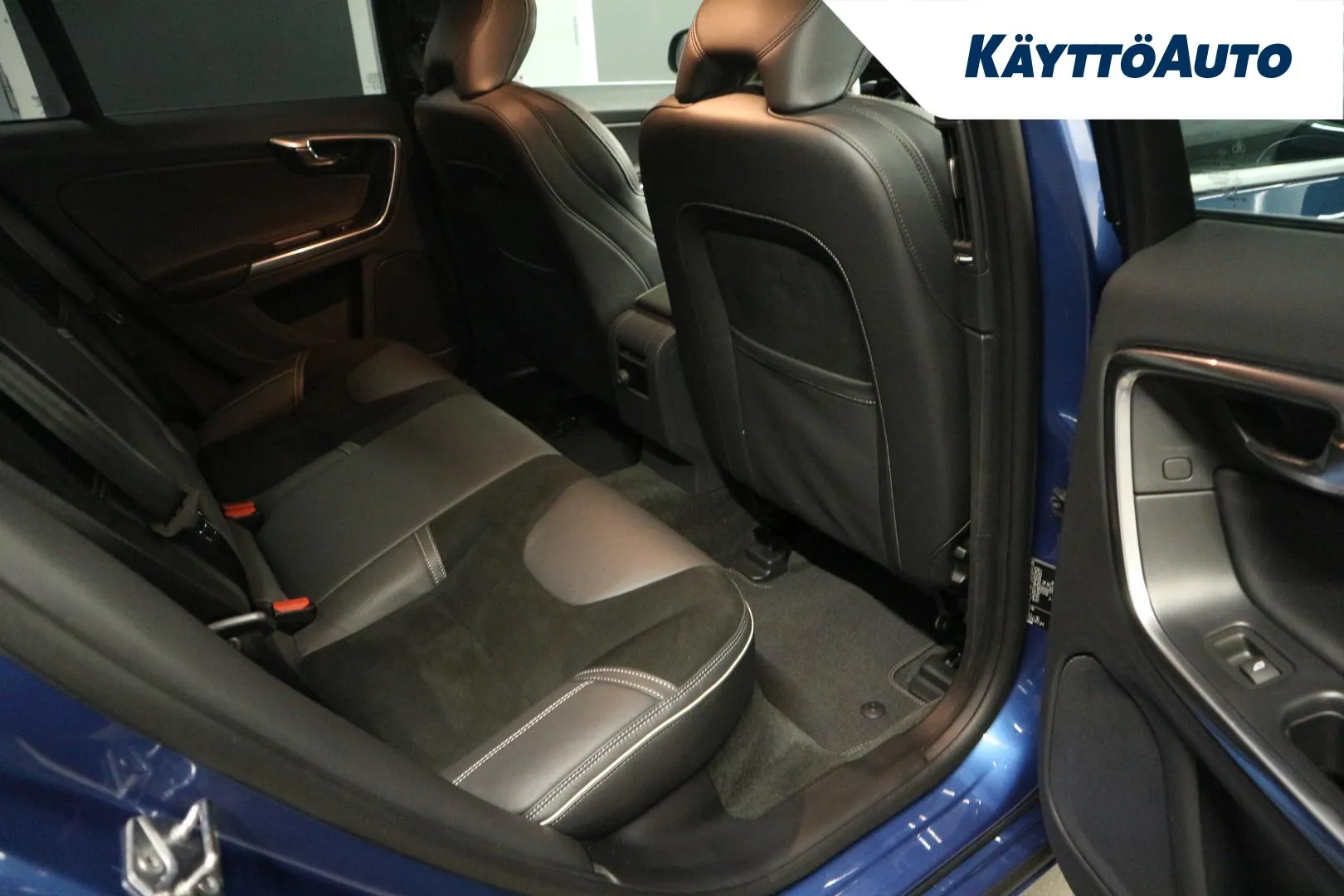 VOLVO V60 YJJ-308 carousel image