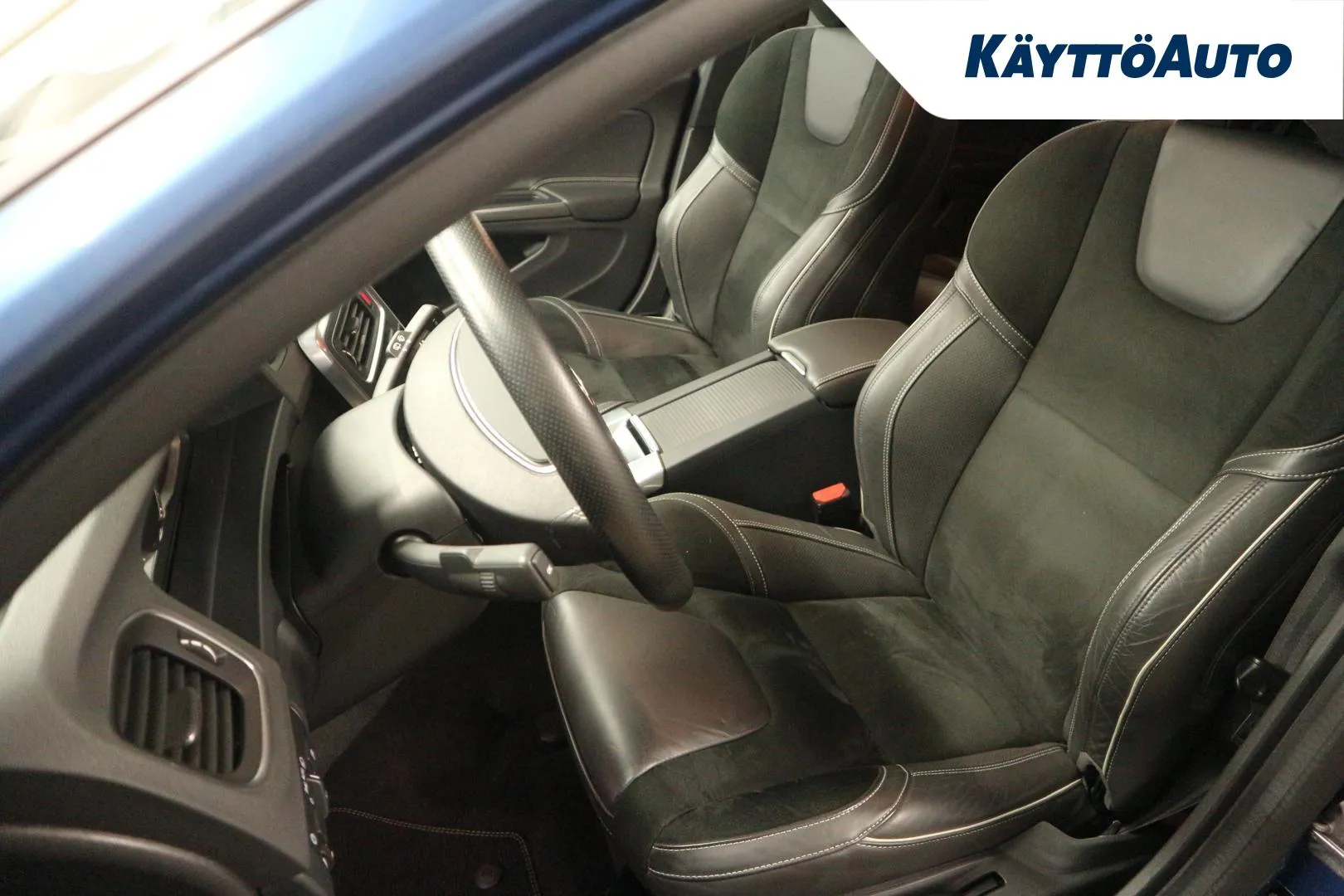 VOLVO V60 YJJ-308 carousel image