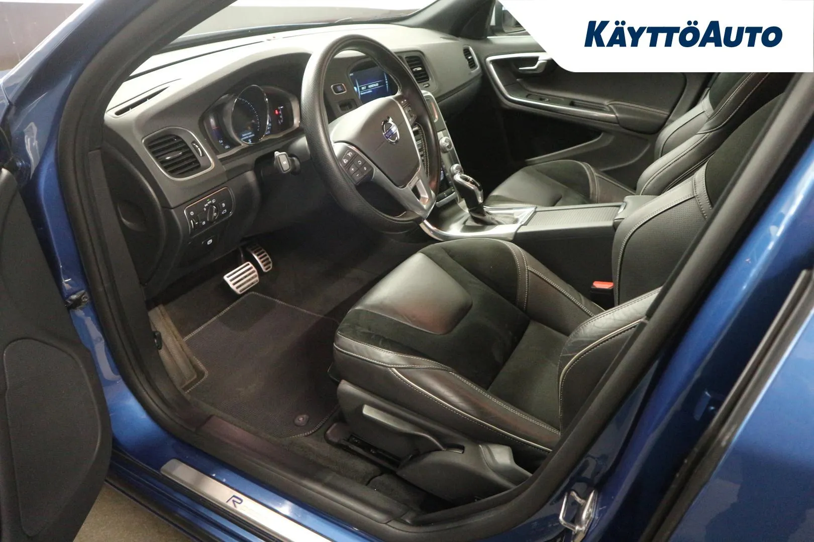 VOLVO V60 YJJ-308 carousel image