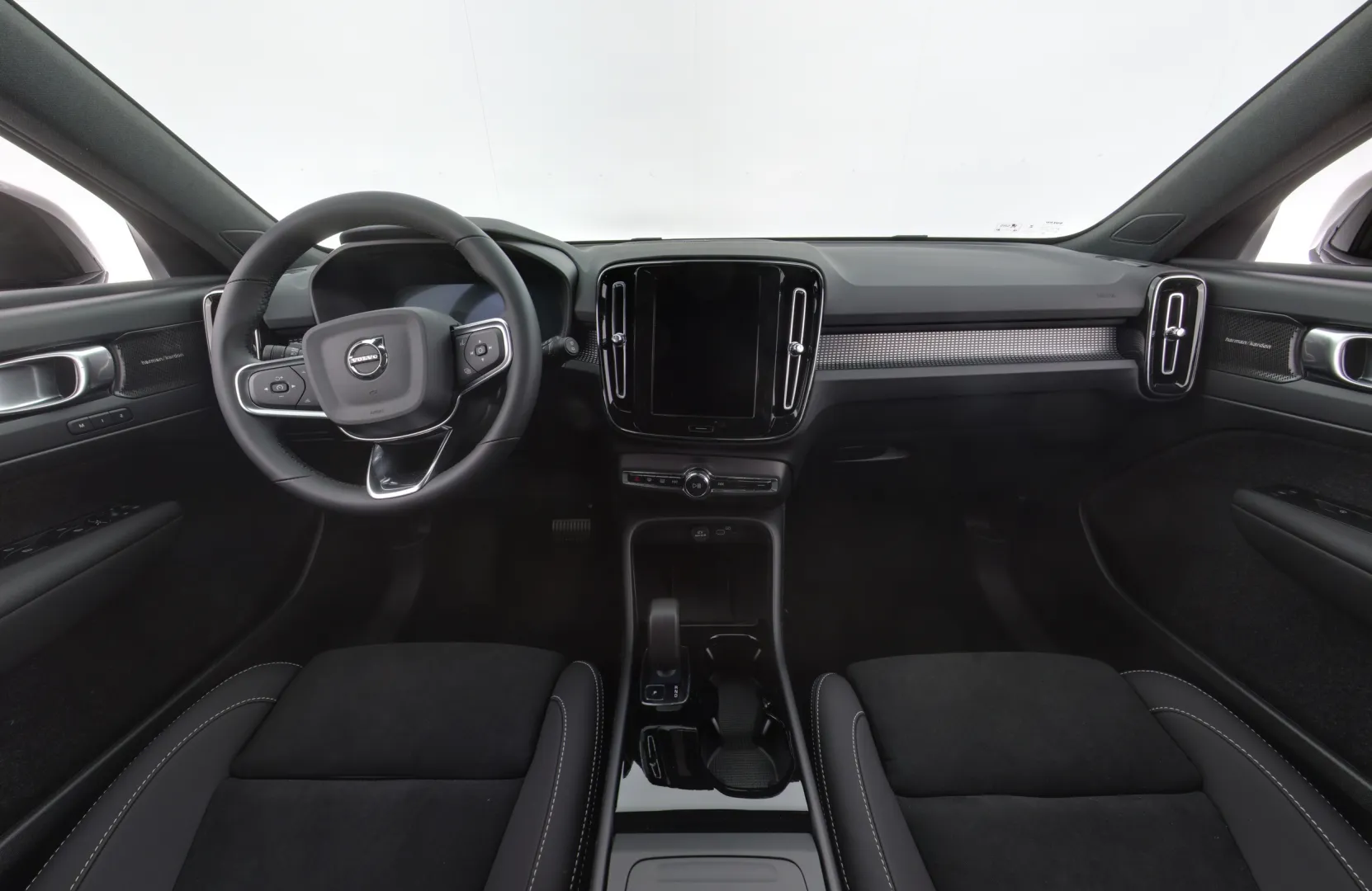 Volvo EX40 GRI-709 carousel image