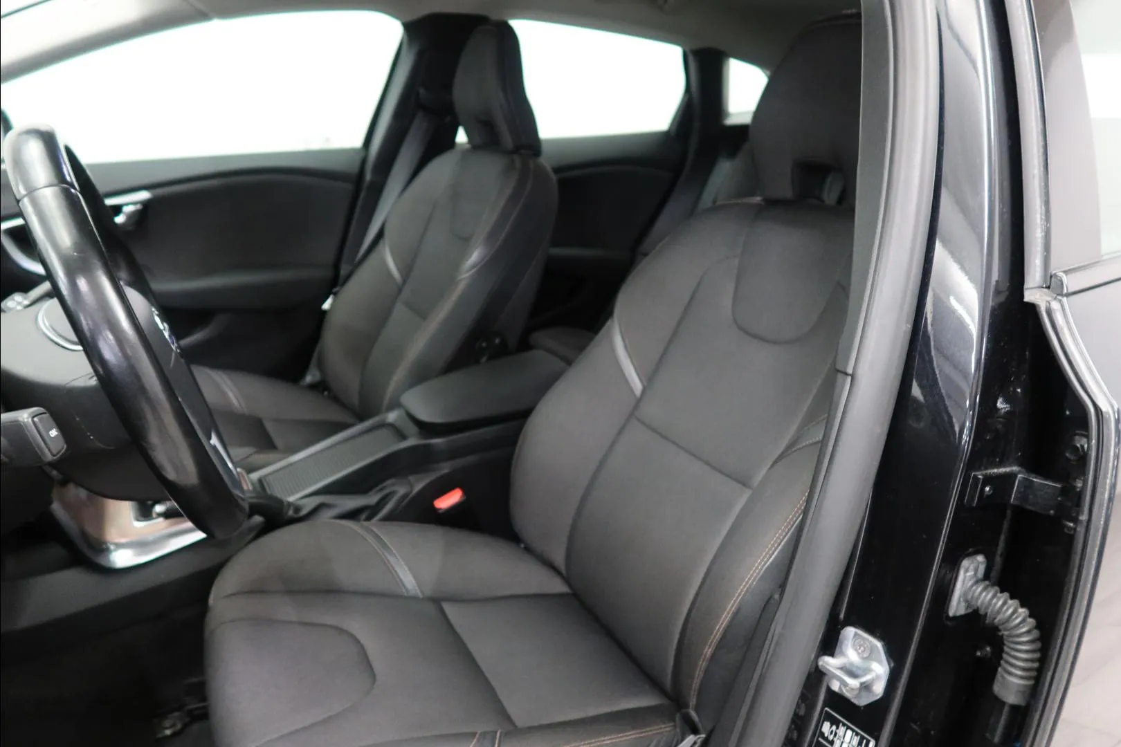 VOLVO V40 Cross Country SLO-147 carousel image
