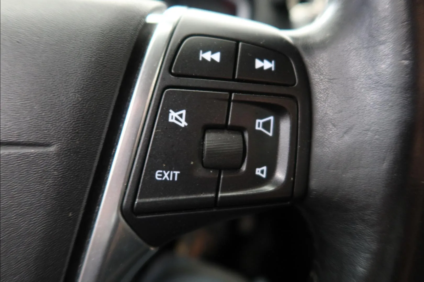 VOLVO V40 Cross Country SLO-147 carousel image
