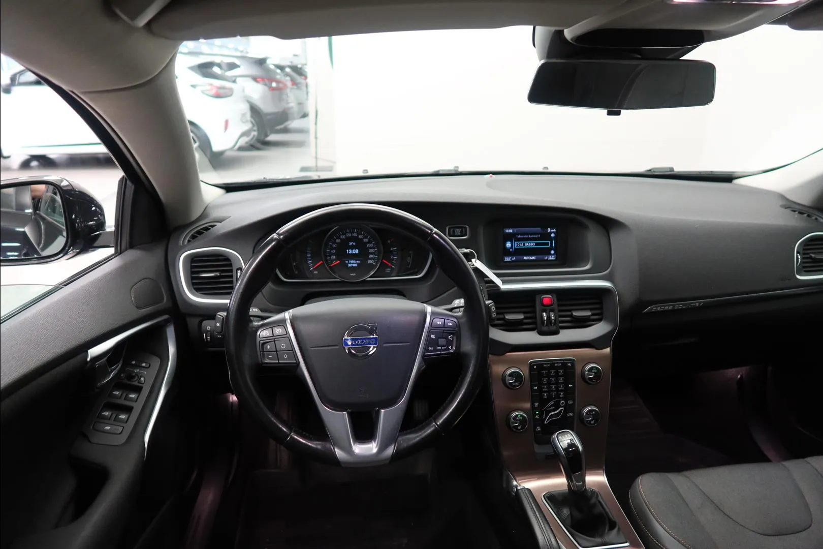 VOLVO V40 Cross Country SLO-147 carousel image