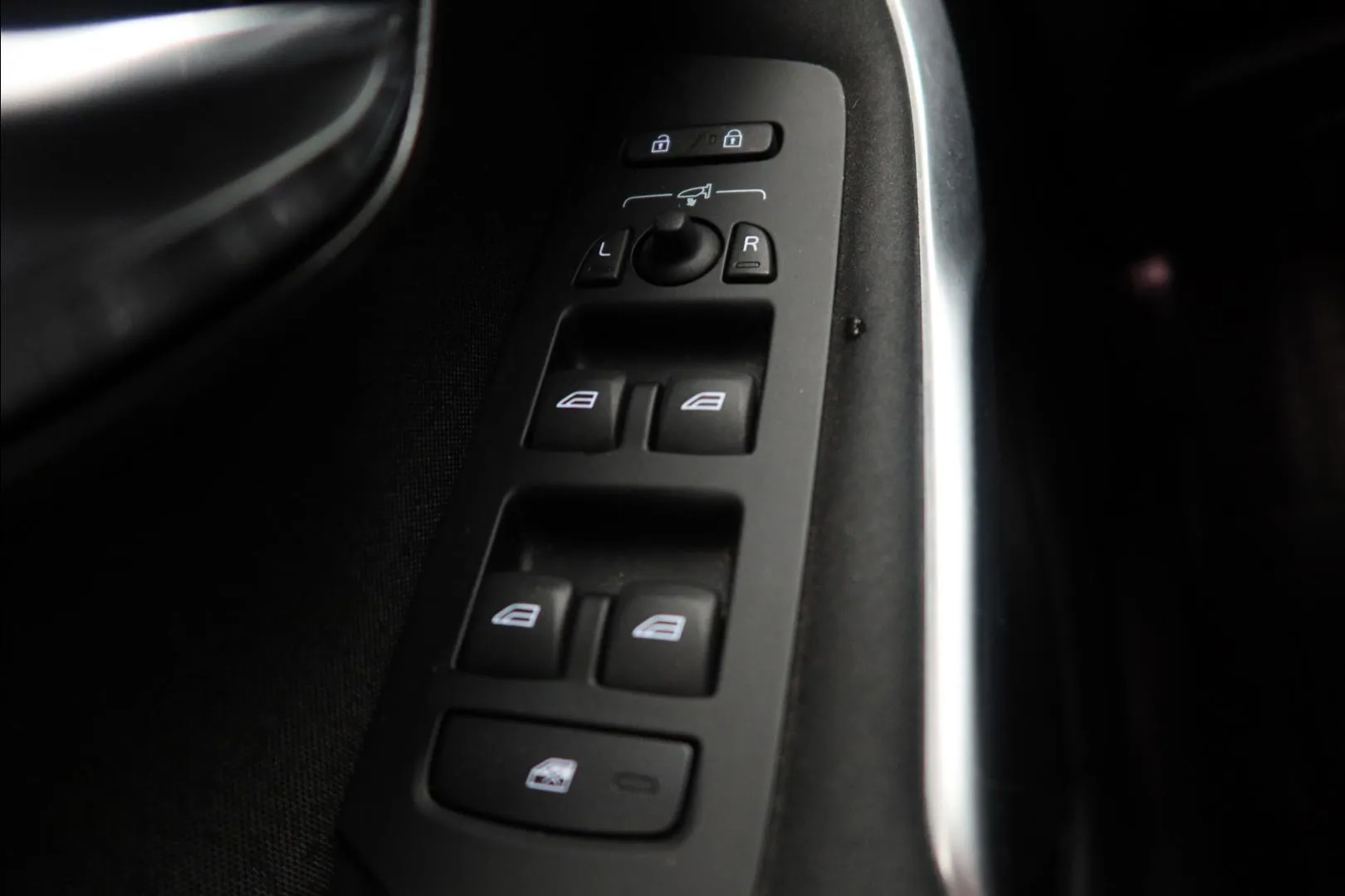 VOLVO V40 Cross Country SLO-147 carousel image