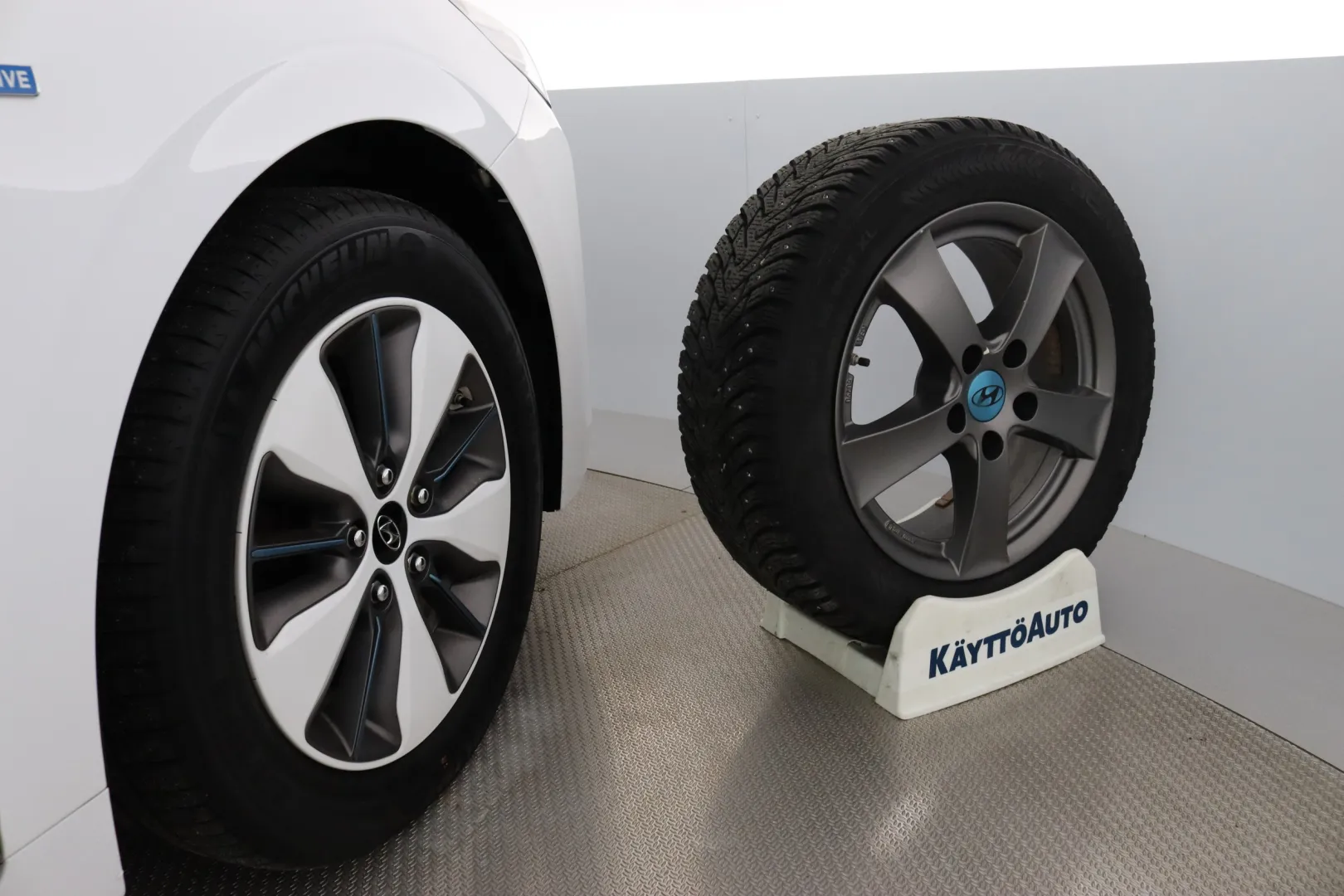 HYUNDAI IONIQ plug-in GNH-459 carousel image