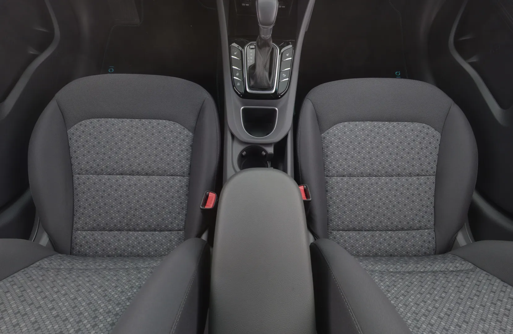 HYUNDAI IONIQ plug-in GNH-459 carousel image