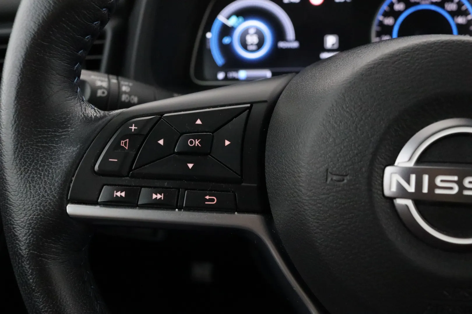 NISSAN Leaf IPS-647 carousel image