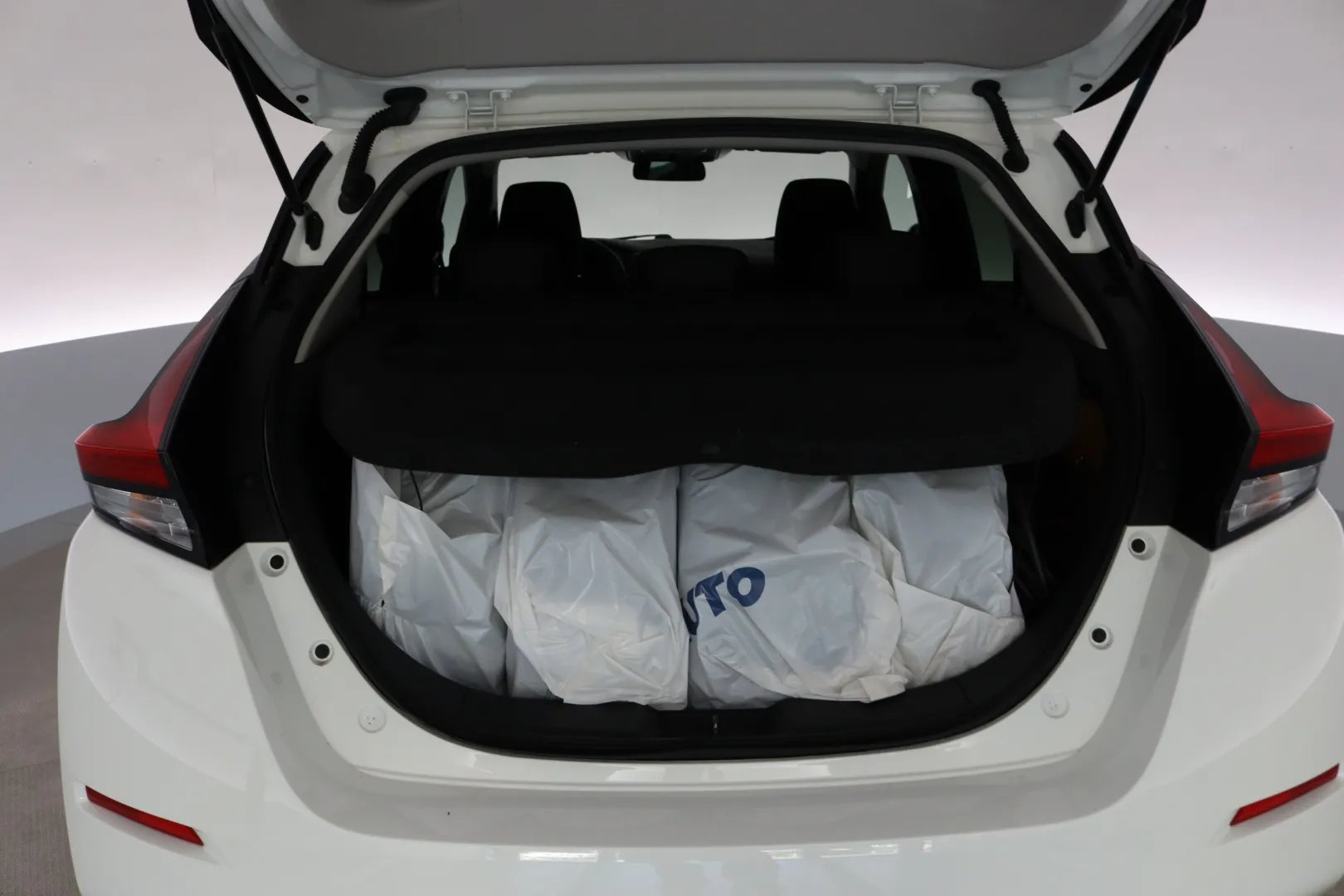 NISSAN Leaf IPS-647 carousel image