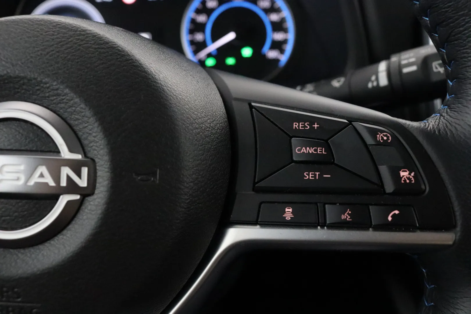 NISSAN Leaf IPS-647 carousel image