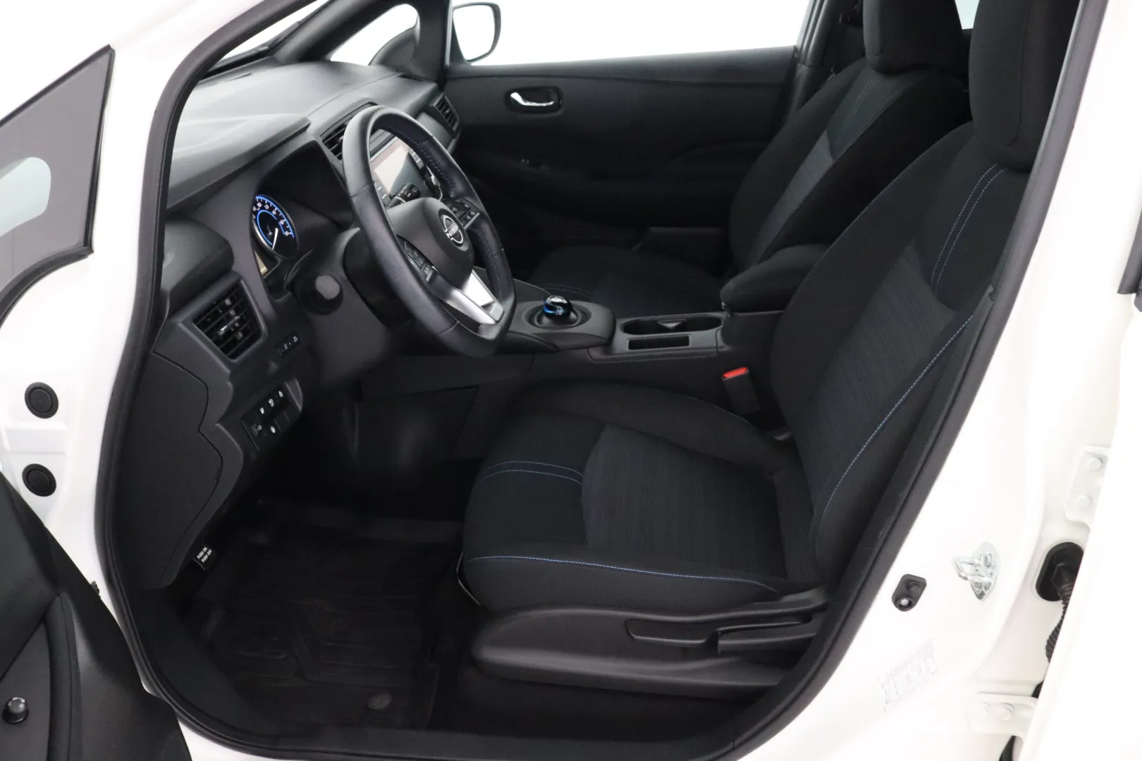 NISSAN Leaf IPS-647 carousel image
