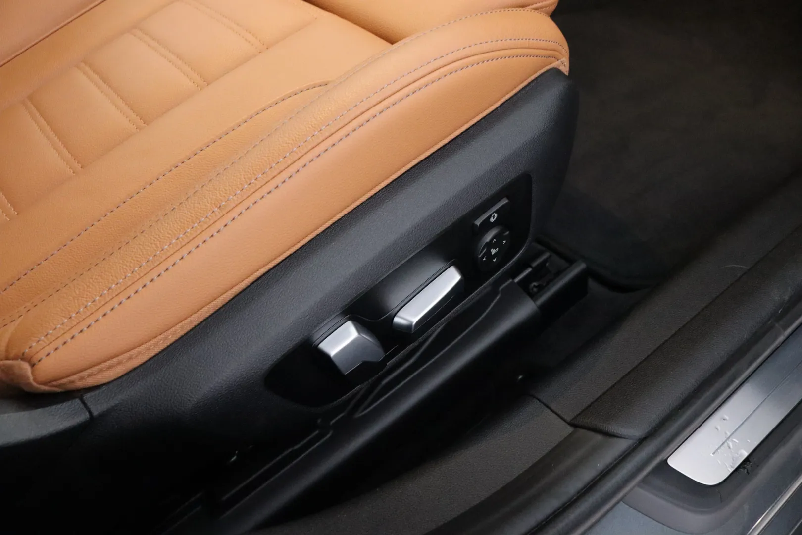 BMW 330 FPU-568 carousel image
