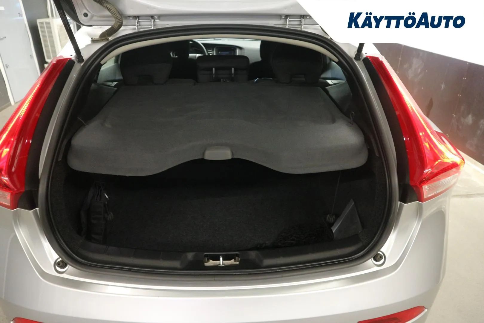 VOLVO V40 FMO-858 carousel image