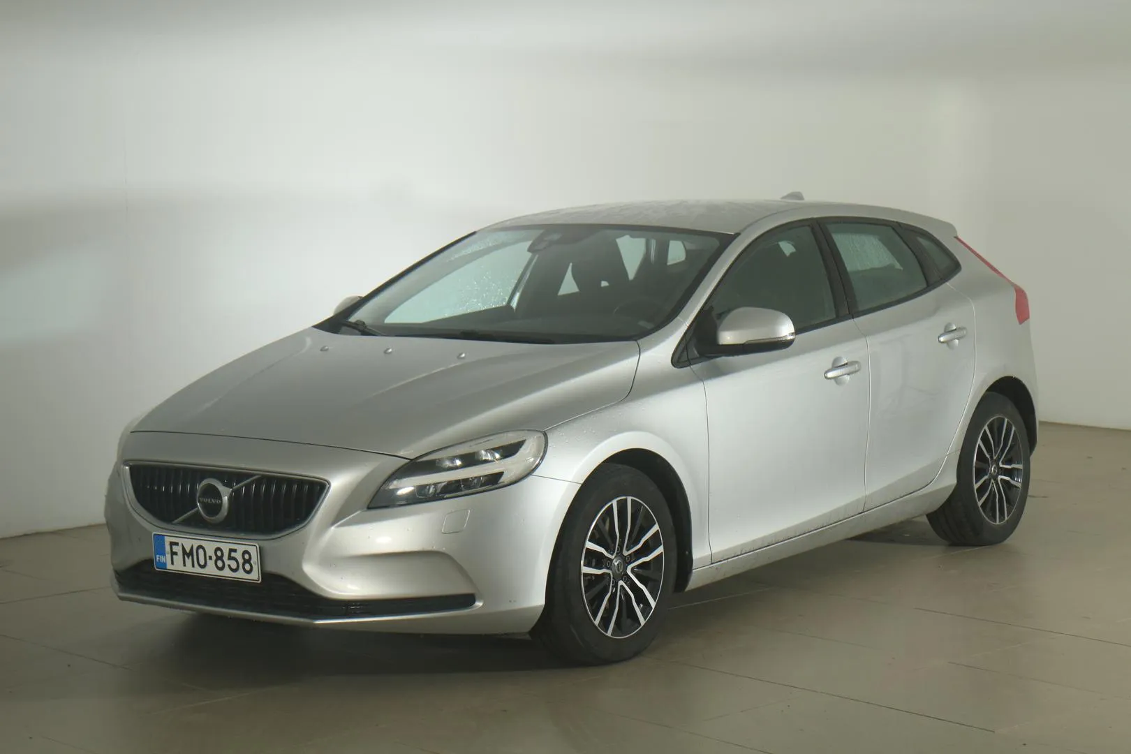 VOLVO V40 FMO-858 carousel image