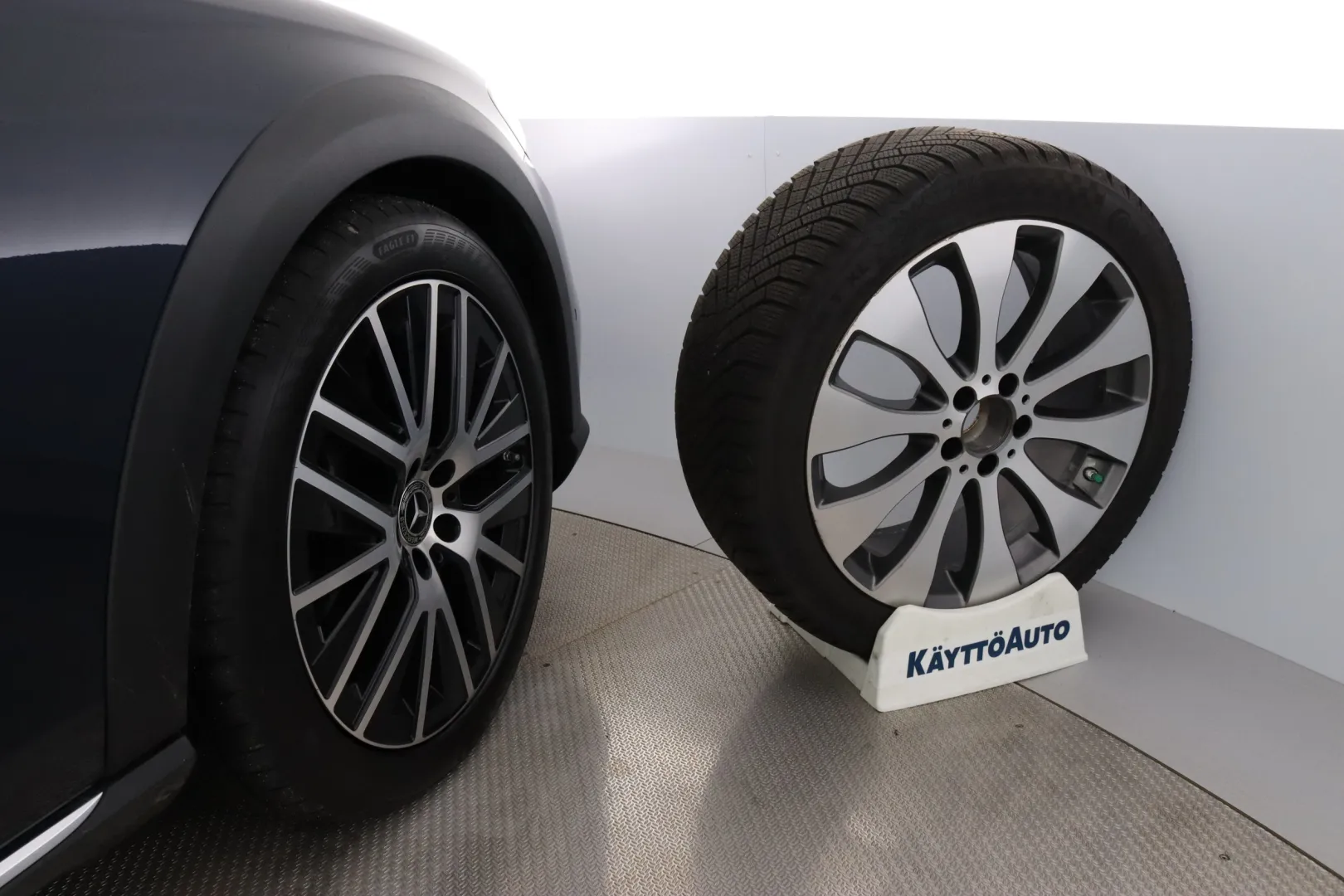 MERCEDES-BENZ E KUL-182 carousel image