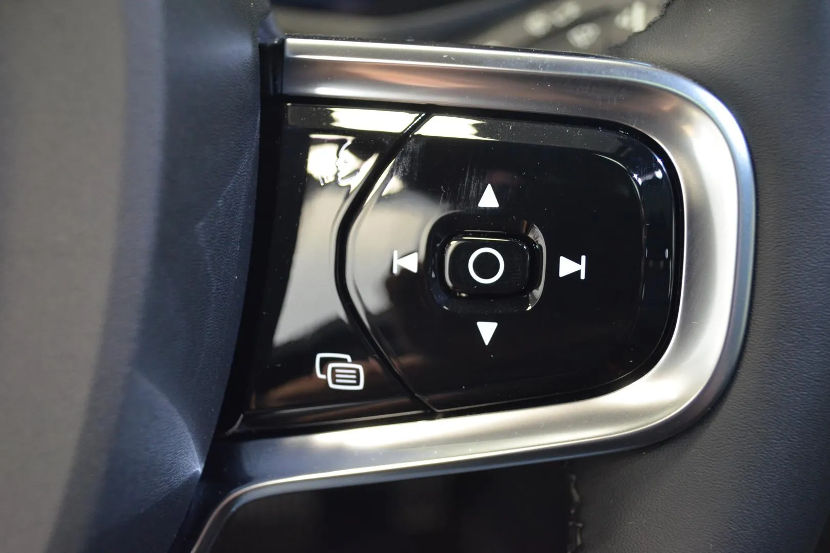 POLESTAR 2 GRH-568 carousel image