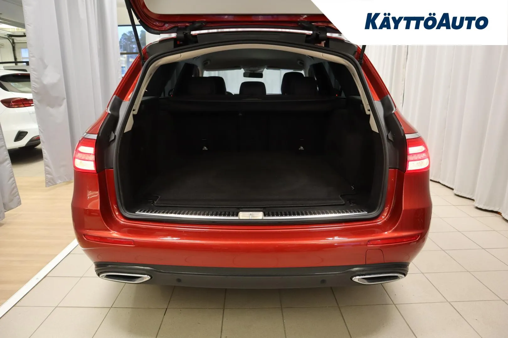 MERCEDES-BENZ E RUJ-399 carousel image