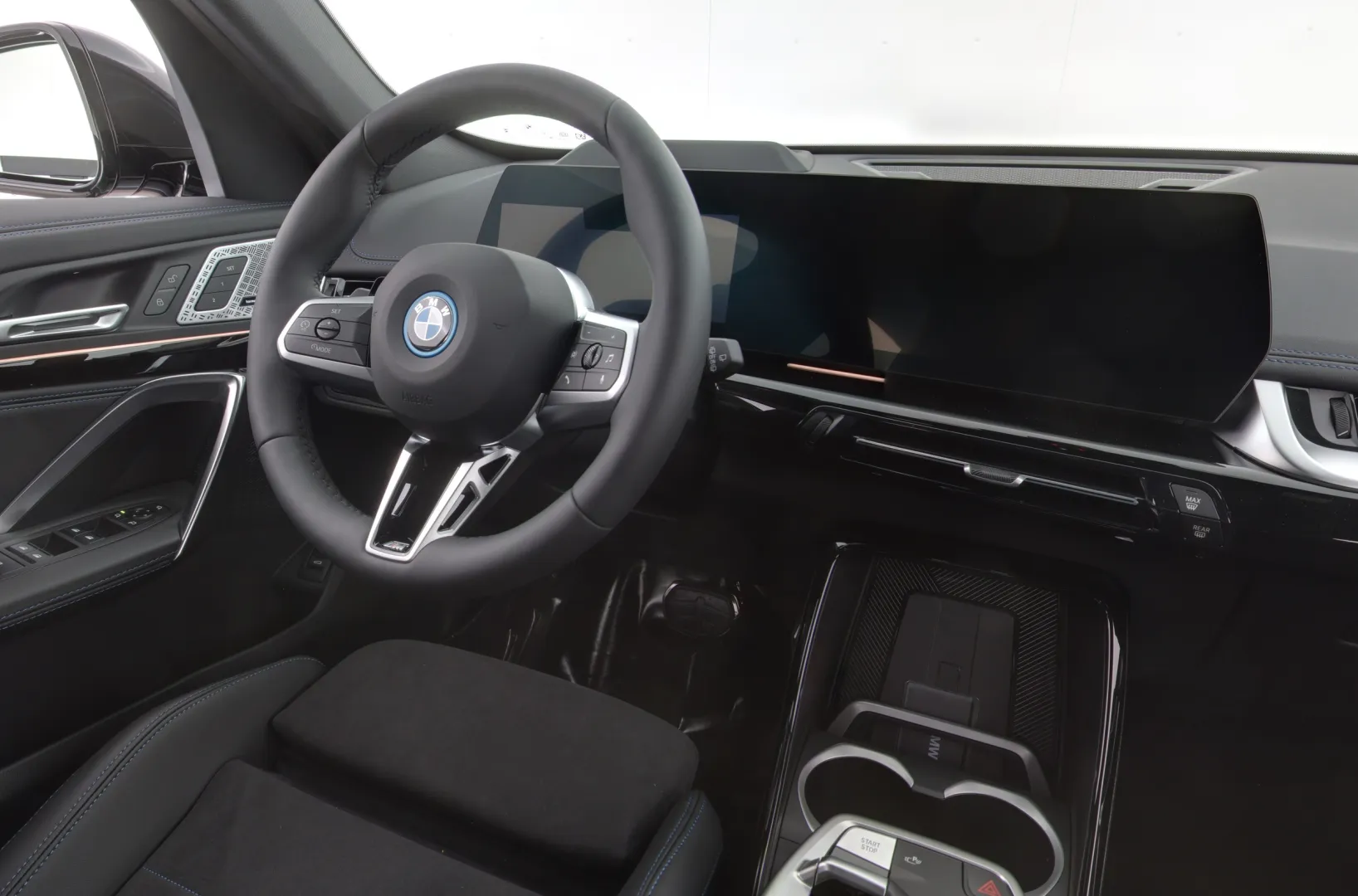 BMW iX1 ISN-624 carousel image