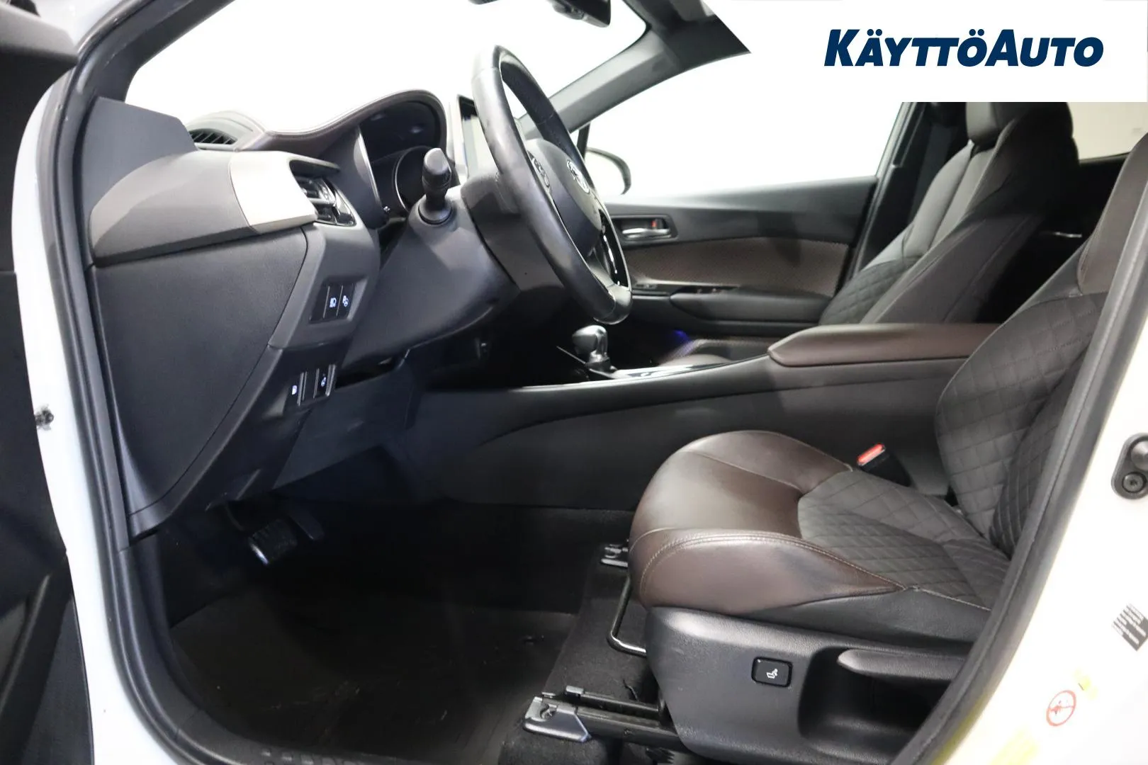 TOYOTA C-HR JKL-957 carousel image