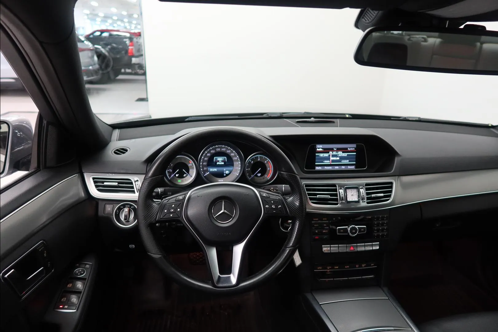 MERCEDES-BENZ E GLN-751 carousel image