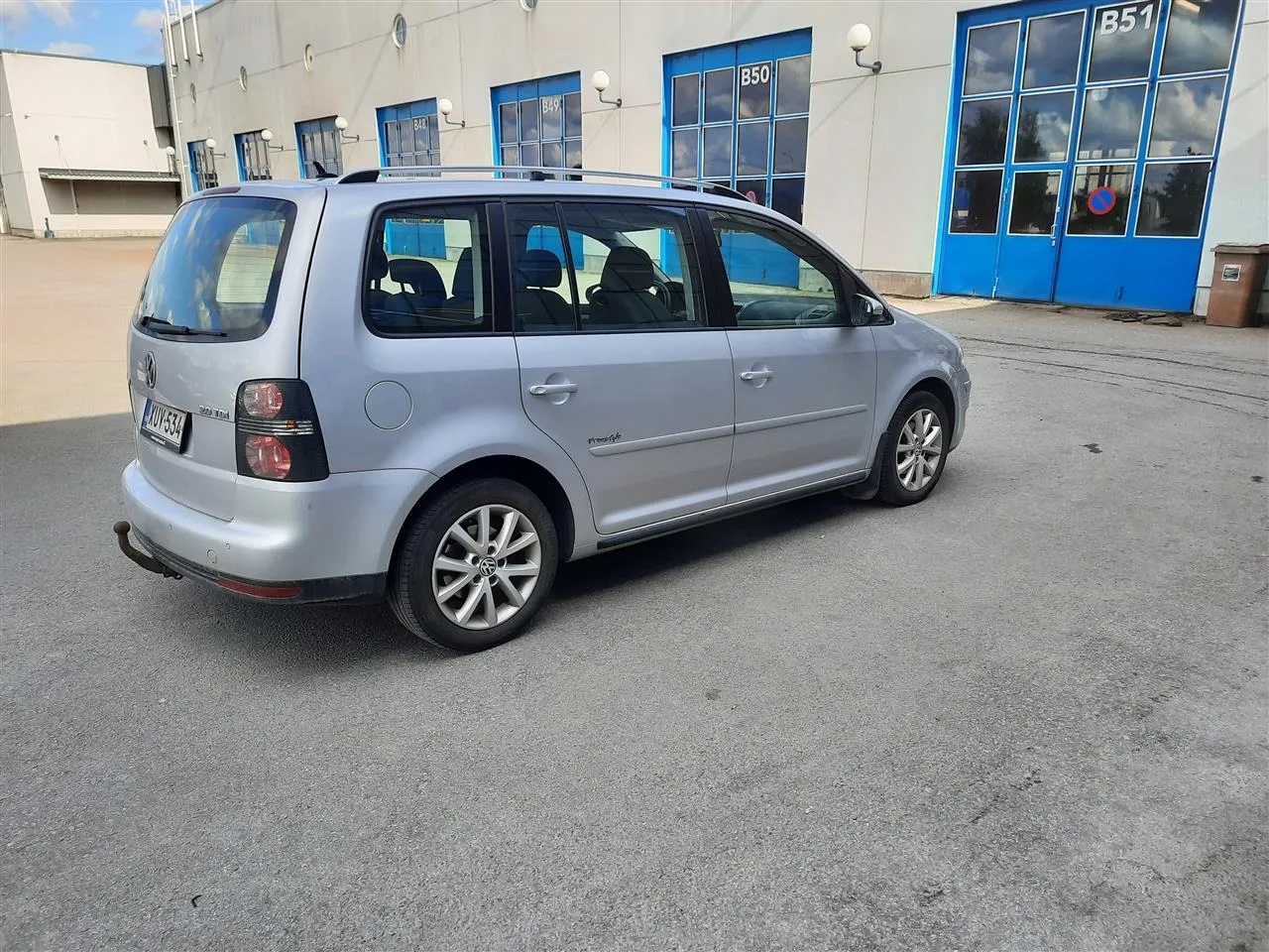 VOLKSWAGEN Touran XUV-534 carousel image
