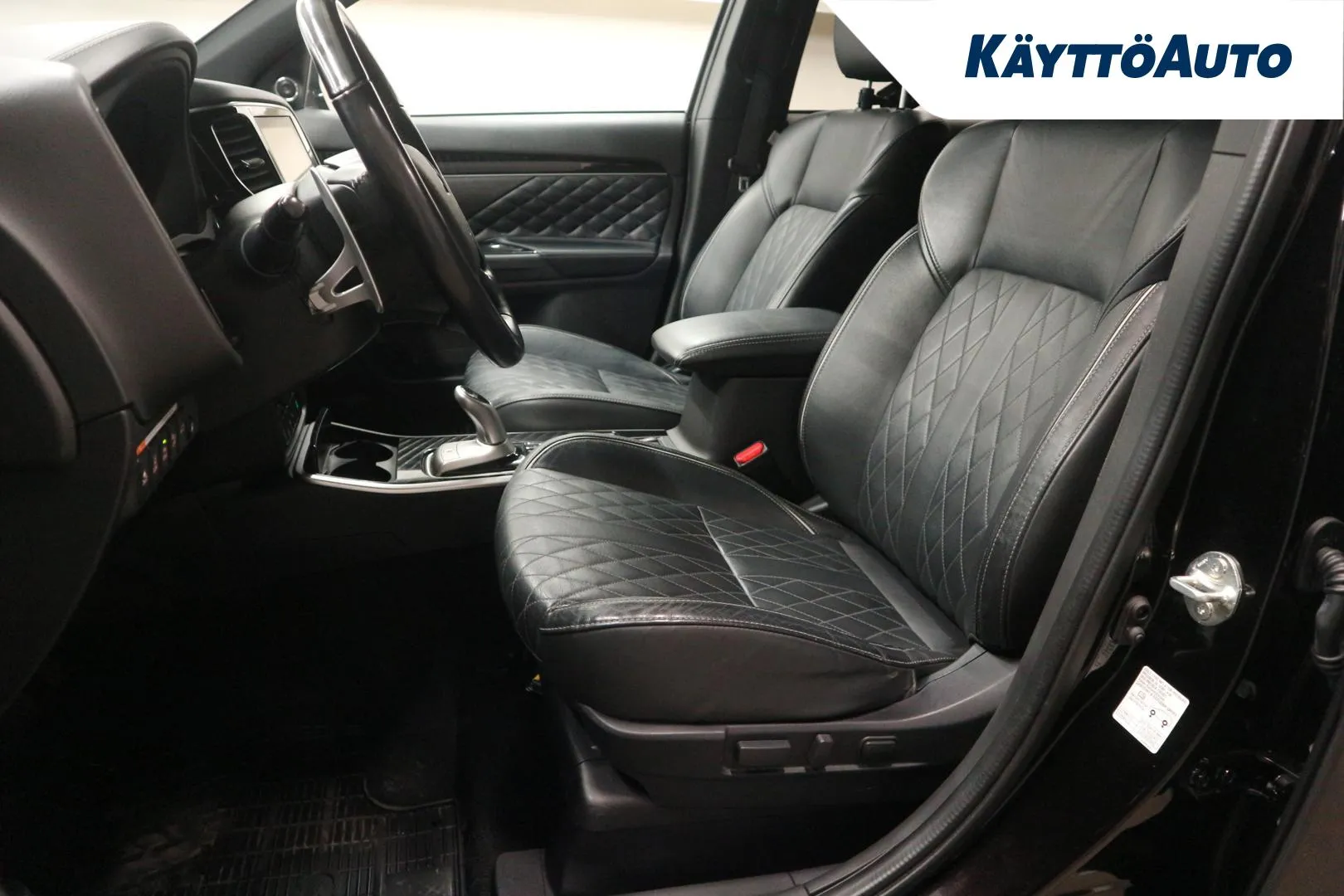 MITSUBISHI Outlander PHEV YXZ-576 carousel image