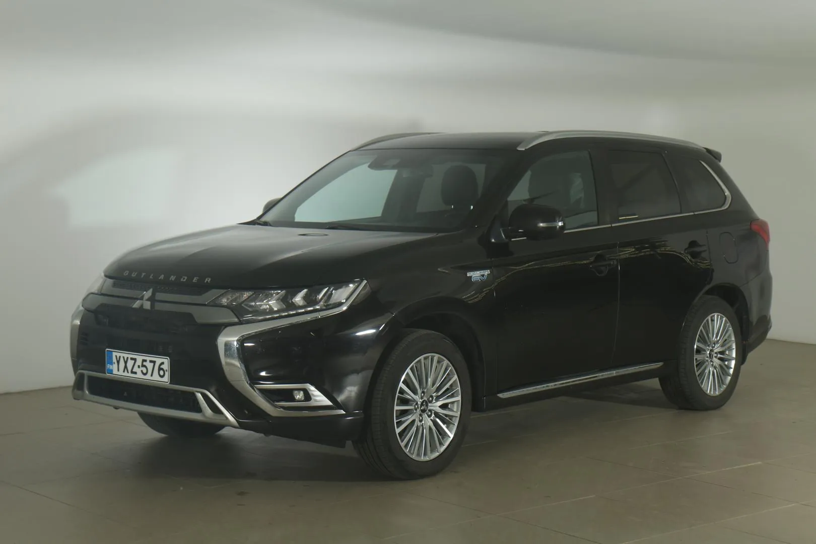 Mitsubishi Outlander PHEV YXZ-576 carousel image