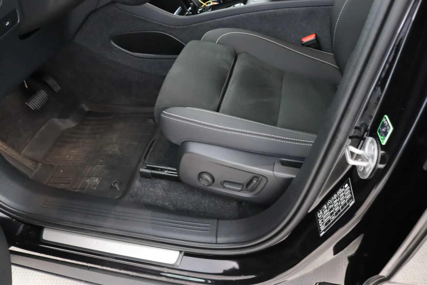 VOLVO EX40 IRP-244 carousel image
