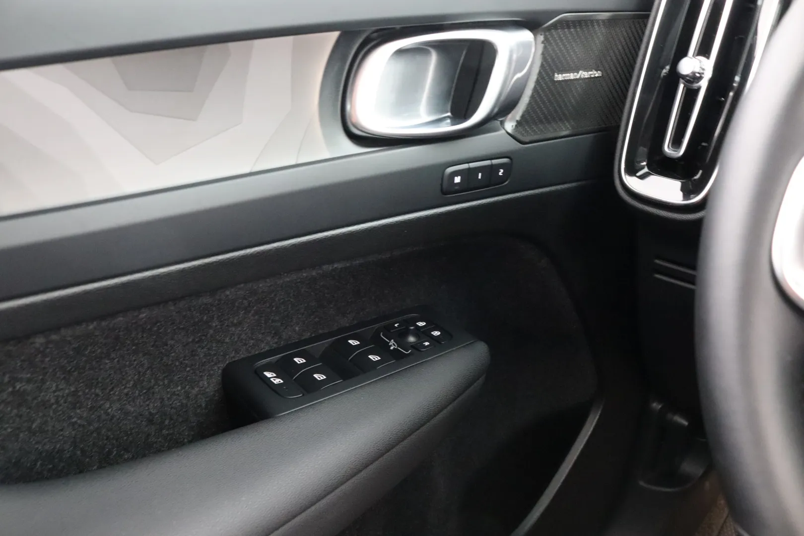 VOLVO EX40 IRP-244 carousel image