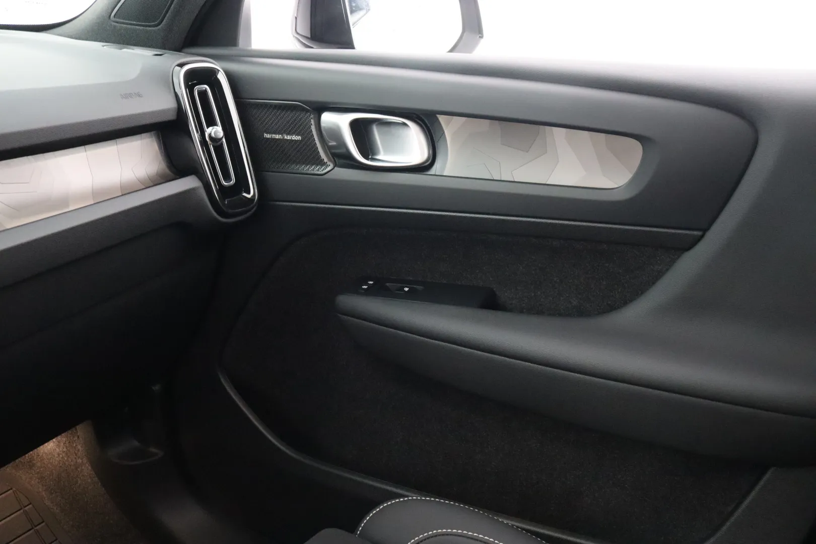 VOLVO EX40 IRP-244 carousel image