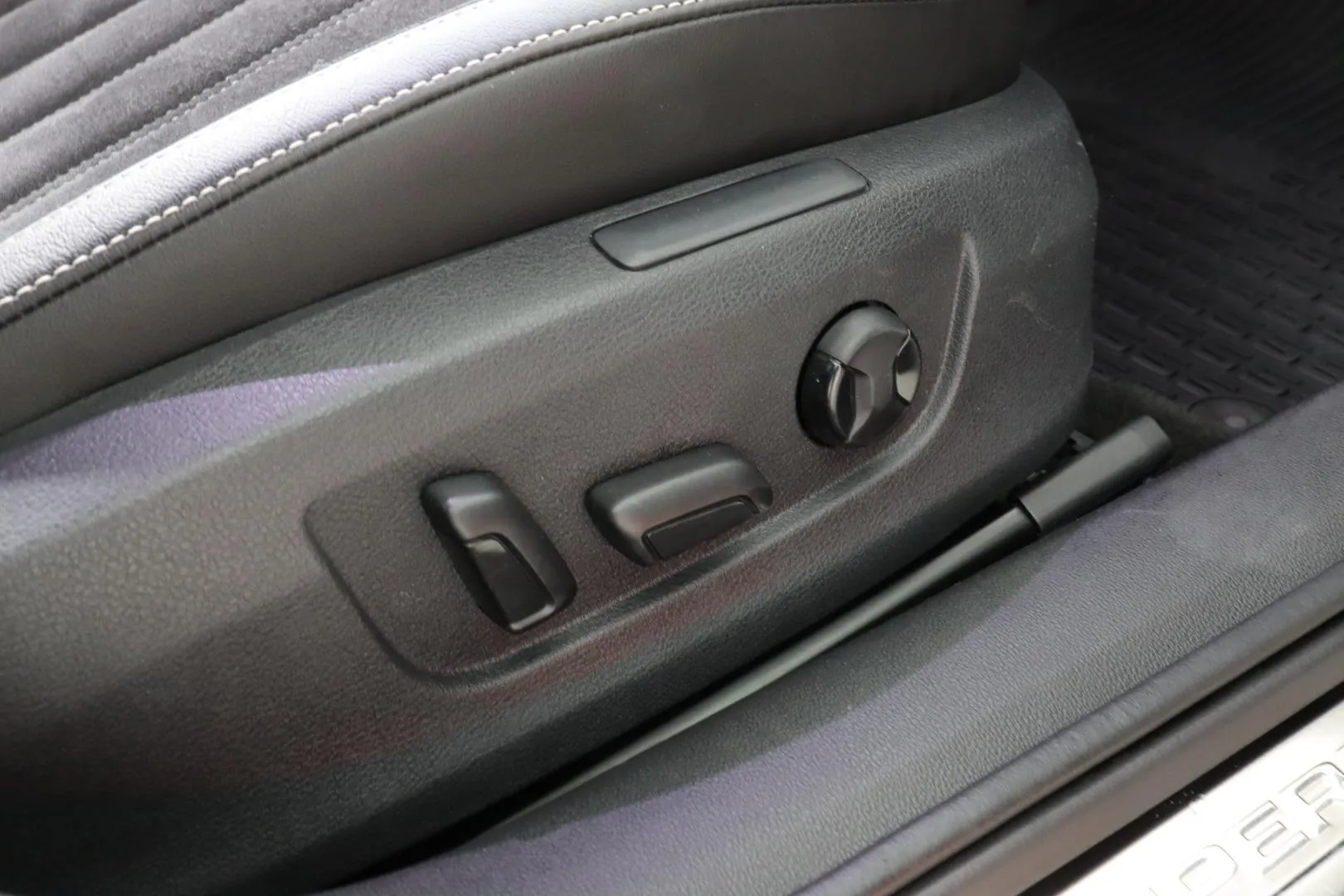 Skoda Superb YXC-621 carousel image
