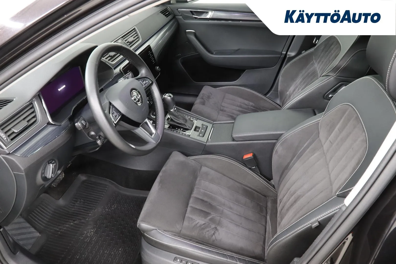 Skoda Superb YXC-621 carousel image
