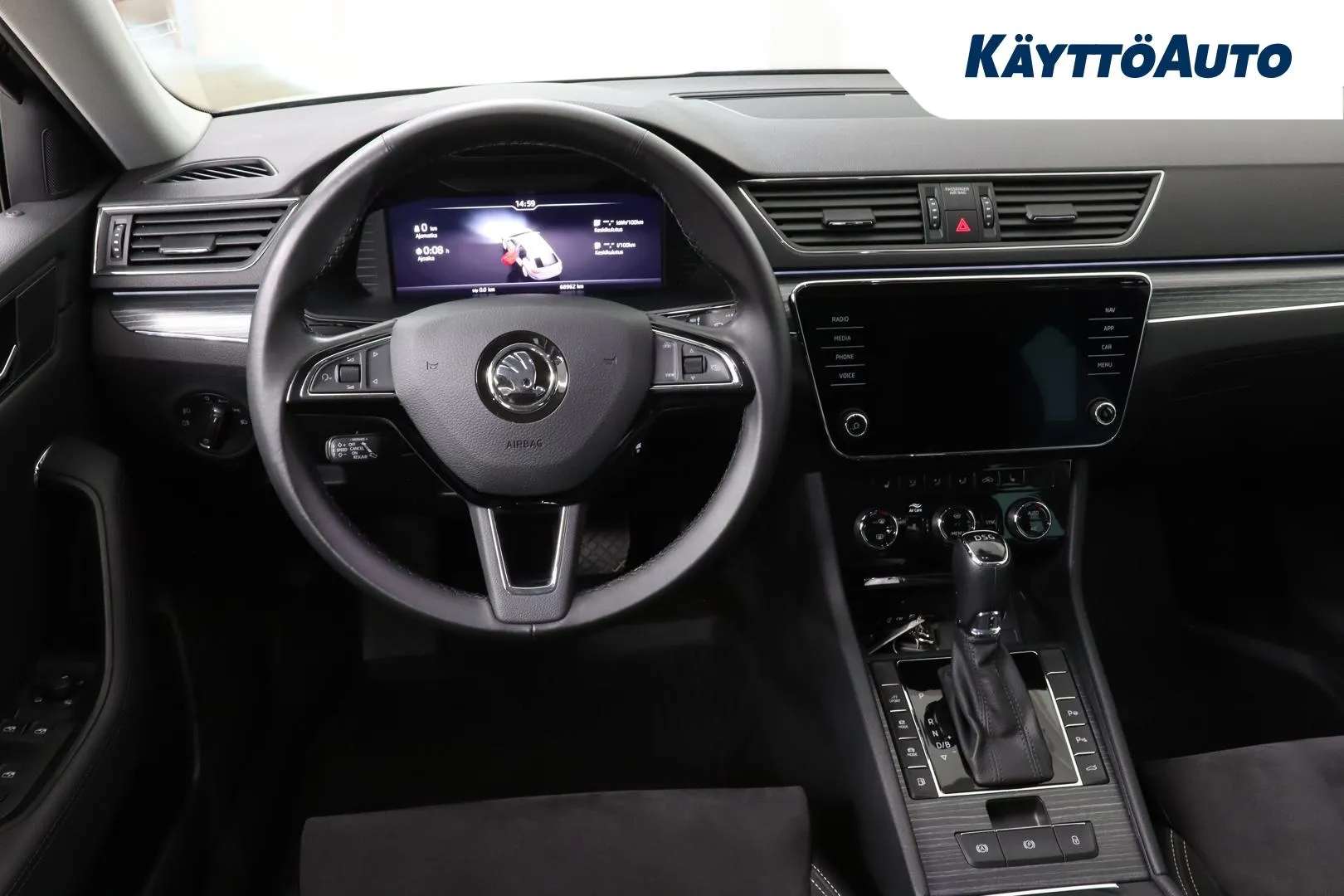 Skoda Superb YXC-621 carousel image