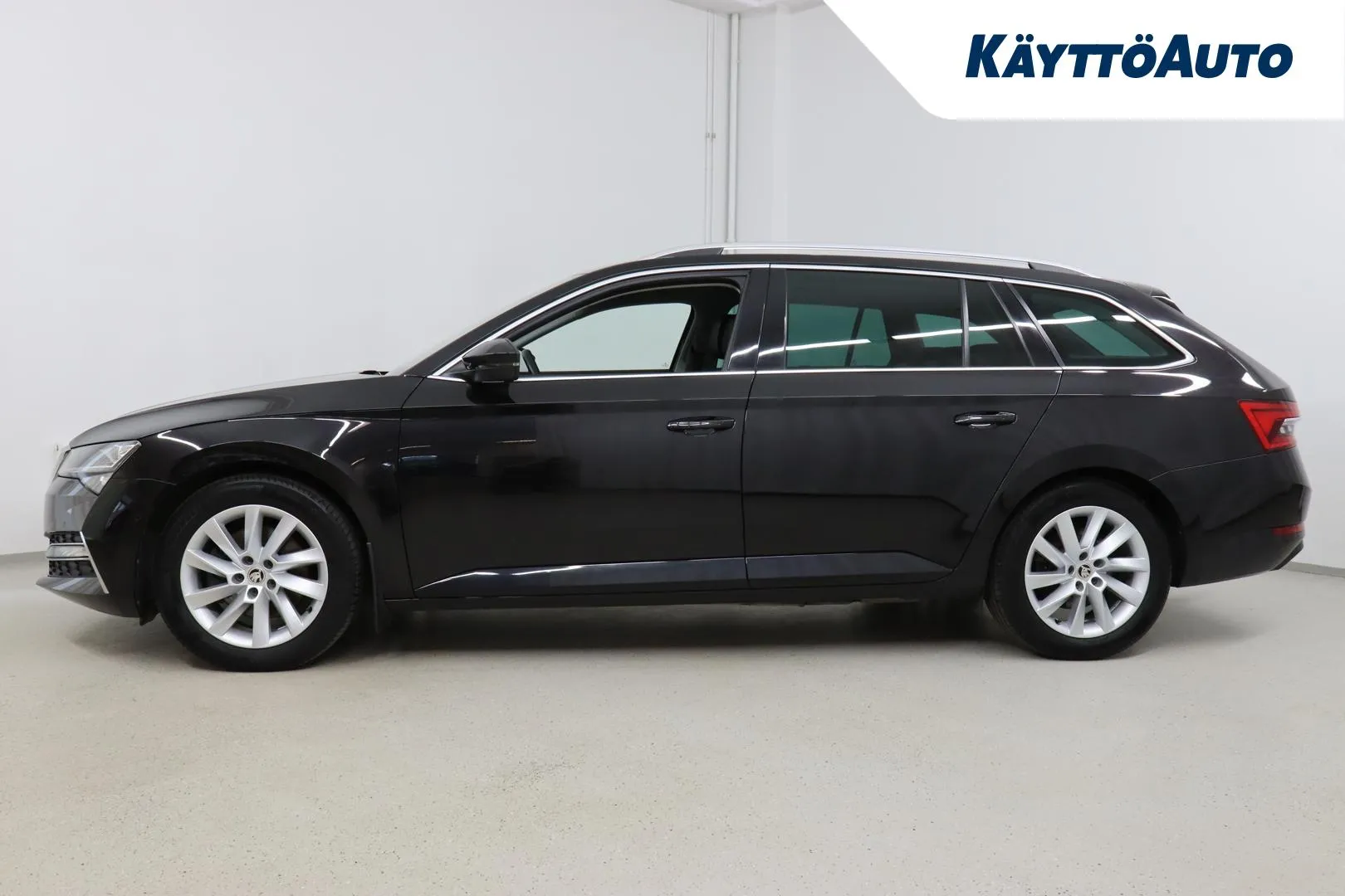 Skoda Superb YXC-621 carousel image