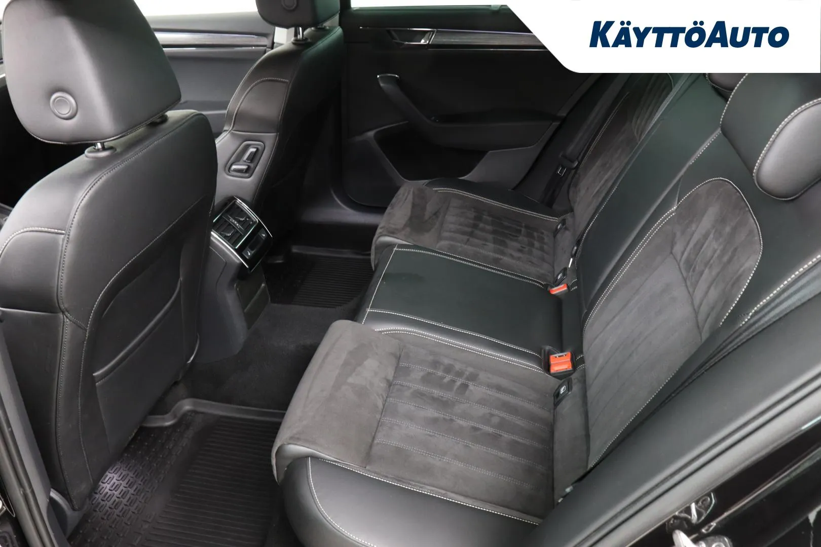 Skoda Superb YXC-621 carousel image