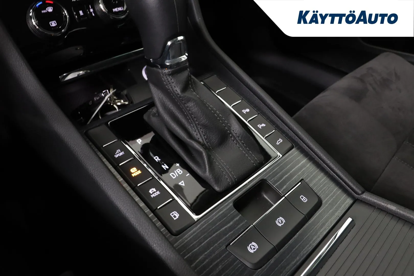Skoda Superb YXC-621 carousel image
