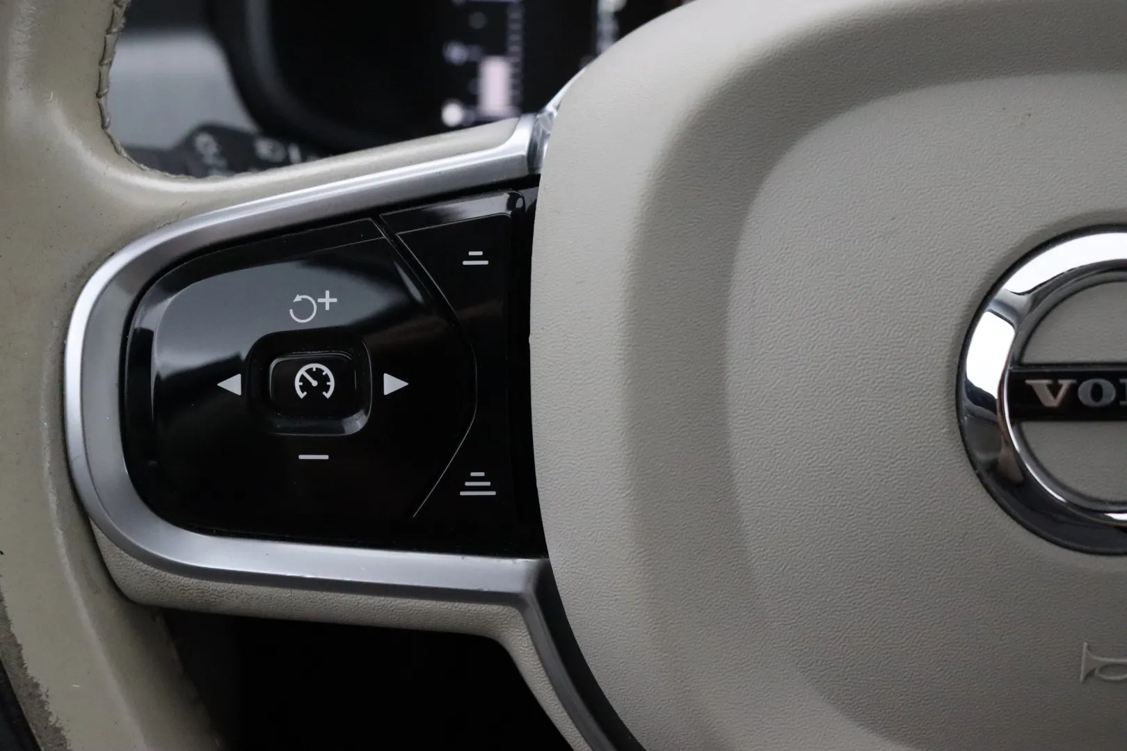 Volvo V90 BXH-792 carousel image