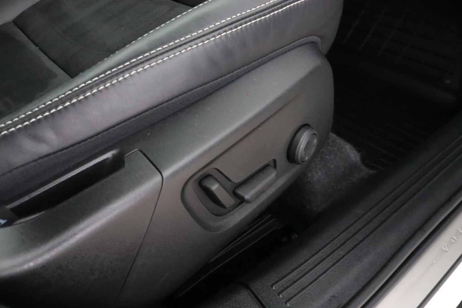 Volvo XC40 GZY-124 carousel image