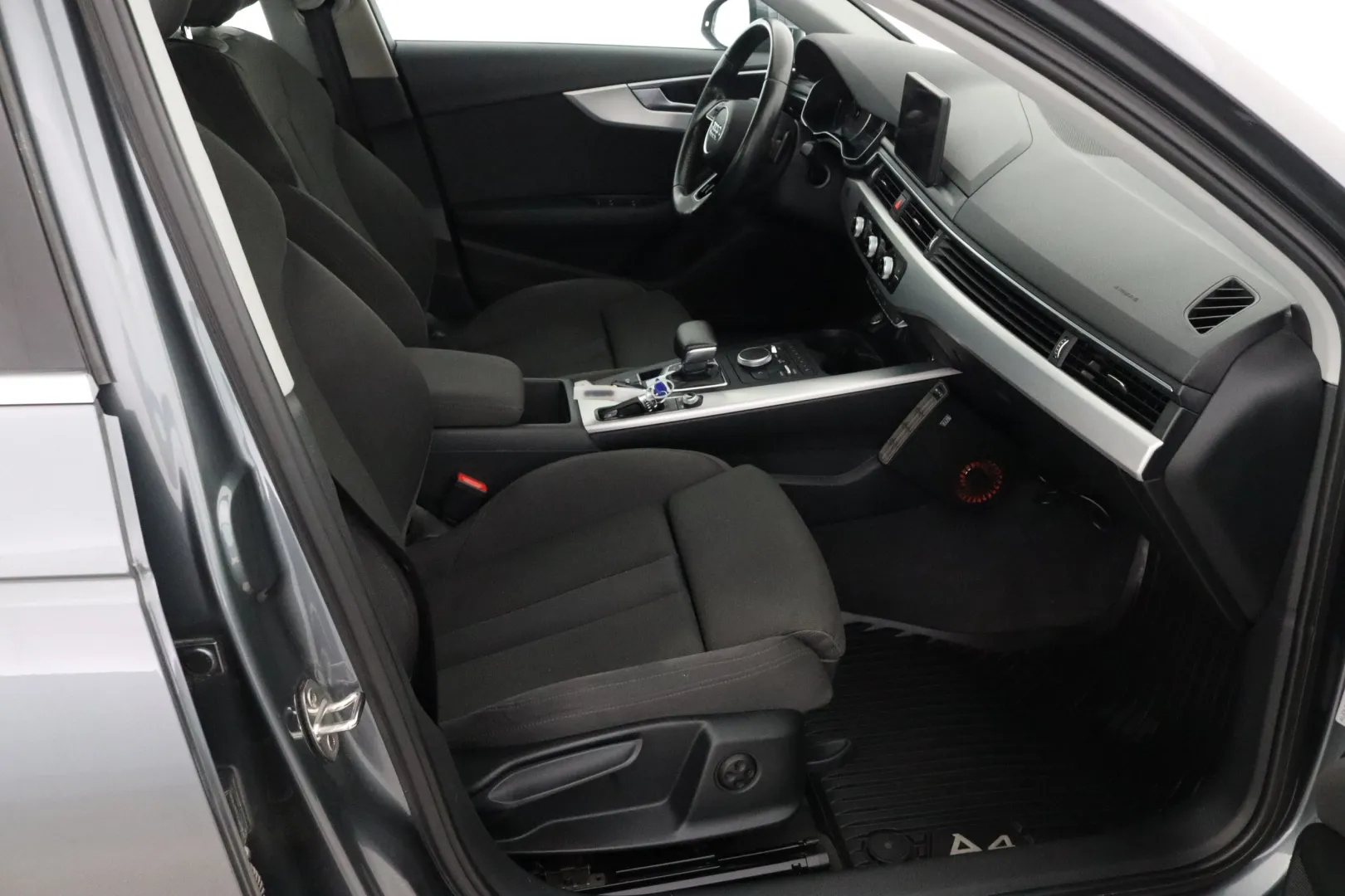 Audi A4 LNK-418 carousel image